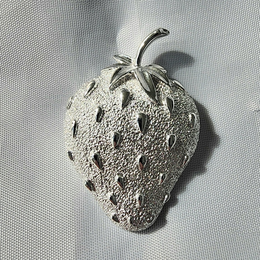 Sarah Coventry Ice Strawberry Brooch Vintage Fruit Pin Silver Tone Textured